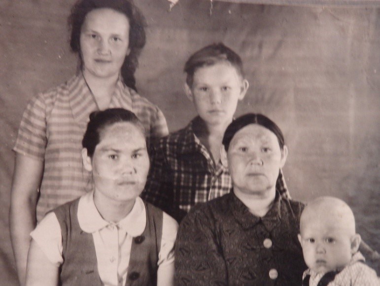с мамой и братьями