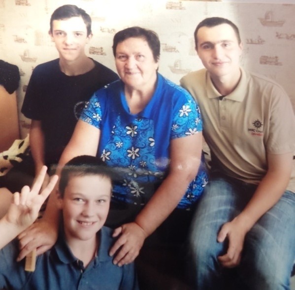 бабушка с внуками